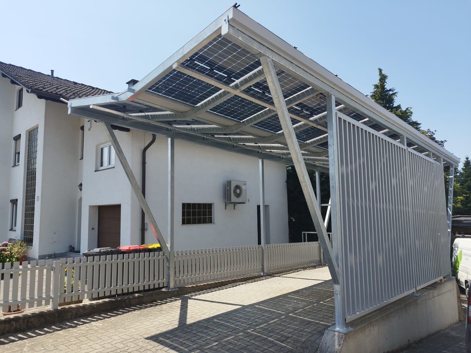 Carport mit PV-Platten von P&G Metalltechnik GmbH